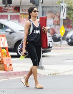 Freida Pinto feet photo thumbnail