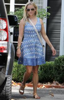Reese Witherspoon feet photo thumbnail