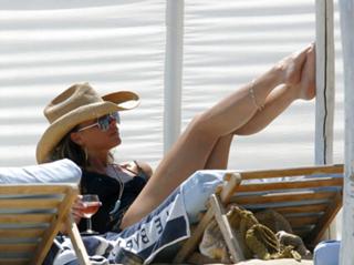 Victoria Beckham feet photo thumbnail