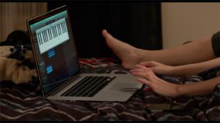 Anna Kendrick feet photo thumbnail