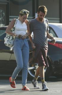 Miley Cyrus feet photo thumbnail