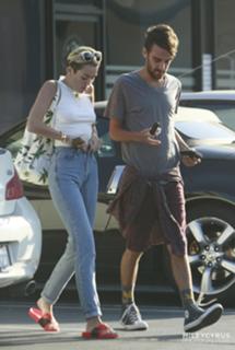 Miley Cyrus feet photo thumbnail