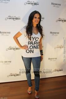 Rocsi Diaz feet photo thumbnail