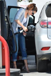 Emmy Rossum feet photo thumbnail