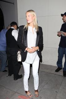 Karolina Kurkova feet photo thumbnail
