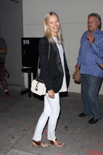 Karolina Kurkova feet photo thumbnail
