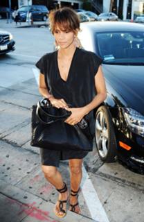 Halle Berry feet photo thumbnail