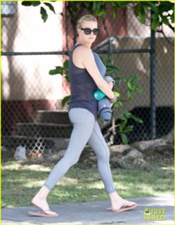 Charlize Theron feet photo thumbnail