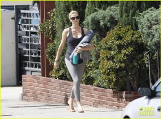Charlize Theron feet photo thumbnail