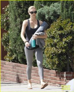 Charlize Theron feet photo thumbnail