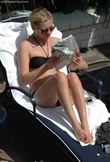 Kirsten Dunst feet photo thumbnail