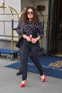 Salma Hayek feet photo thumbnail