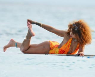 Rihanna feet photo thumbnail