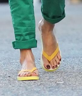 Jessica Alba feet photo thumbnail