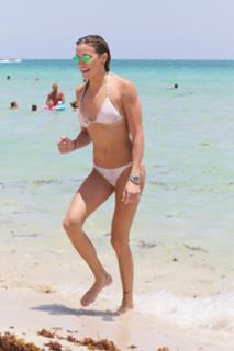Katie Cassidy feet photo thumbnail