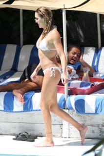 Katie Cassidy feet photo thumbnail