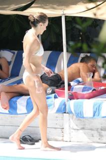 Katie Cassidy feet photo thumbnail