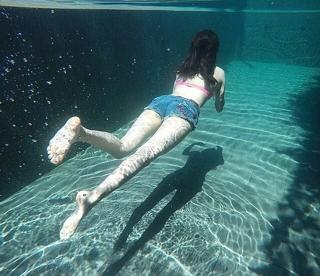 Shailene Woodley feet photo thumbnail