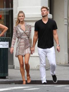 Nina Agdal feet photo thumbnail