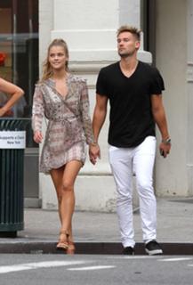 Nina Agdal feet photo thumbnail