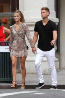 Nina Agdal feet photo thumbnail