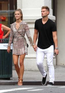 Nina Agdal feet photo thumbnail