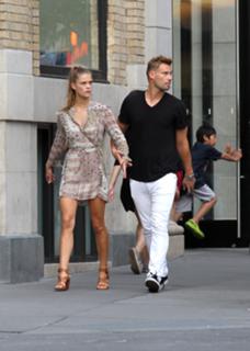 Nina Agdal feet photo thumbnail