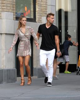 Nina Agdal feet photo thumbnail