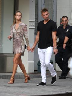 Nina Agdal feet photo thumbnail