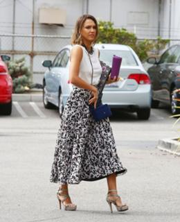 Jessica Alba feet photo thumbnail