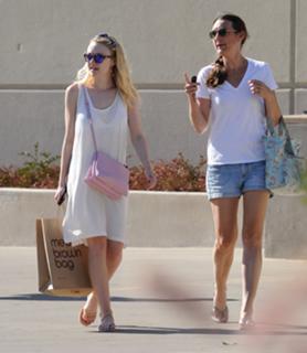 Dakota Fanning feet photo thumbnail