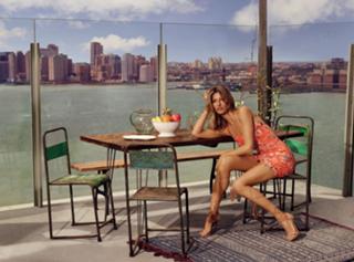 Gisele Bündchen feet photo thumbnail
