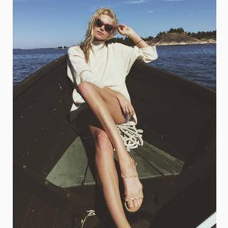 Martha Hunt feet photo thumbnail