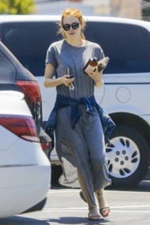 Emma Stone feet photo thumbnail