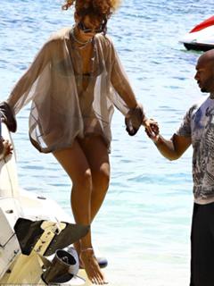 Rihanna feet photo thumbnail