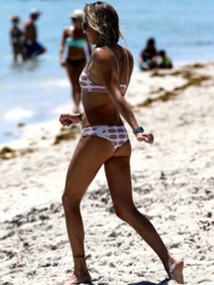 Katie Cassidy feet photo thumbnail