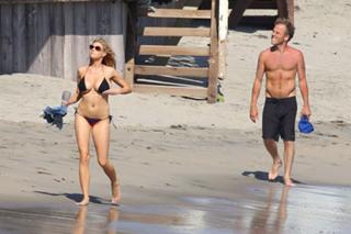 Charlotte McKinney feet photo thumbnail