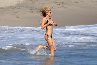 Charlotte McKinney feet photo thumbnail