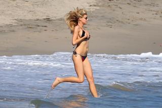 Charlotte McKinney feet photo thumbnail