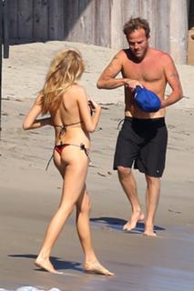 Charlotte McKinney feet photo thumbnail
