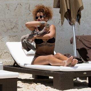 Rihanna feet photo thumbnail