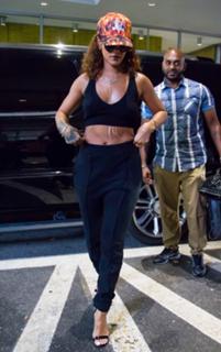 Rihanna feet photo thumbnail