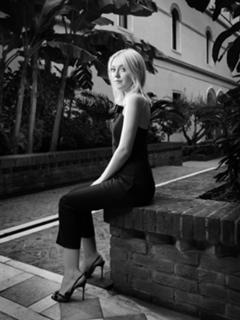 Dakota Fanning feet photo thumbnail