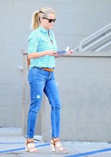 Reese Witherspoon feet photo thumbnail