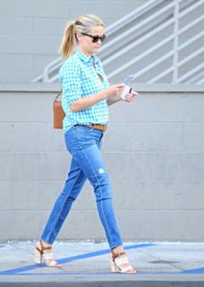 Reese Witherspoon feet photo thumbnail