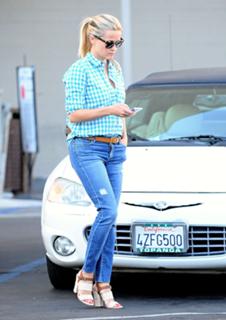 Reese Witherspoon feet photo thumbnail