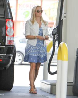 Reese Witherspoon feet photo thumbnail
