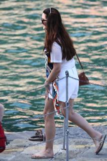 Lana Del Rey feet photo thumbnail