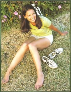 Katie Holmes feet photo thumbnail