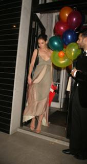 Katie Holmes feet photo thumbnail